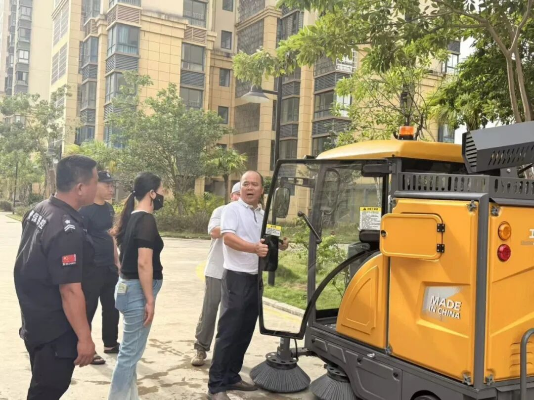 “新同事”來(lái)了！智能掃地車正式“入職”南新